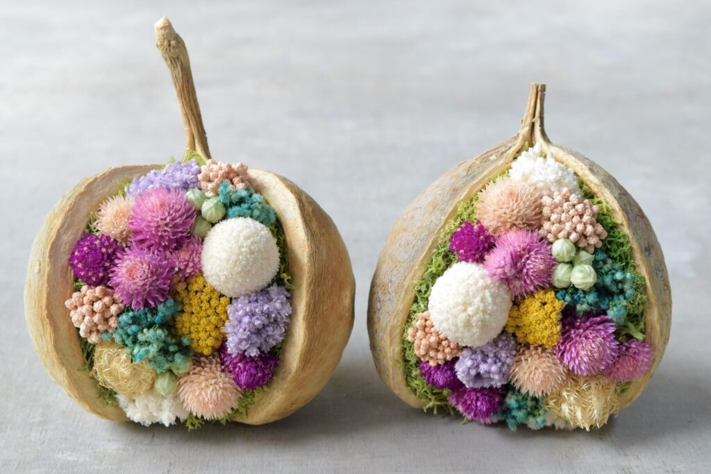 東京の花屋『叢屋kusamuraya』が手がける幸福をもたらすと言われる縁起物のブッダナッツを器にしたドライフラワーアレンジ