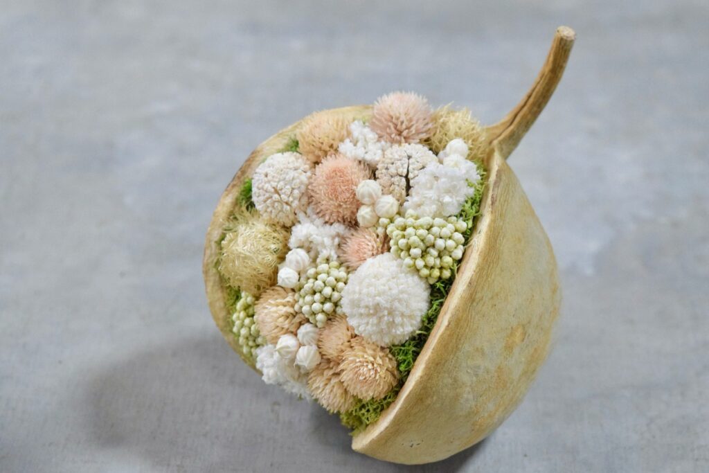 東京の花屋『叢屋kusamuraya』が手がける幸福をもたらすと言われる縁起物のブッダナッツを器にしたドライフラワーアレンジ