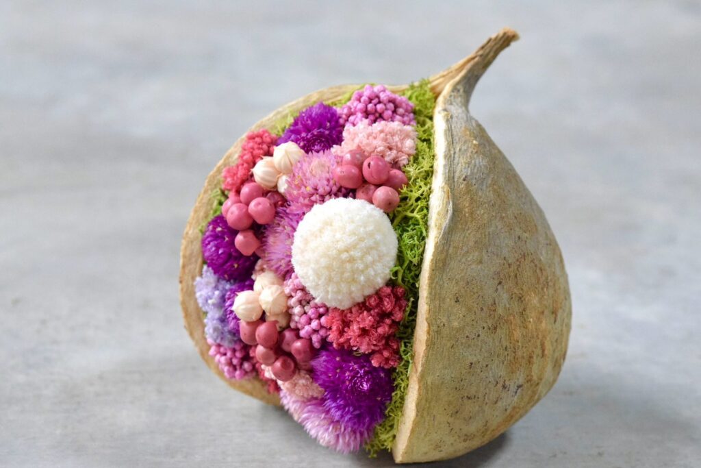 東京の花屋『叢屋kusamuraya』が手がける幸福をもたらすと言われる縁起物のブッダナッツを器にしたドライフラワーアレンジ