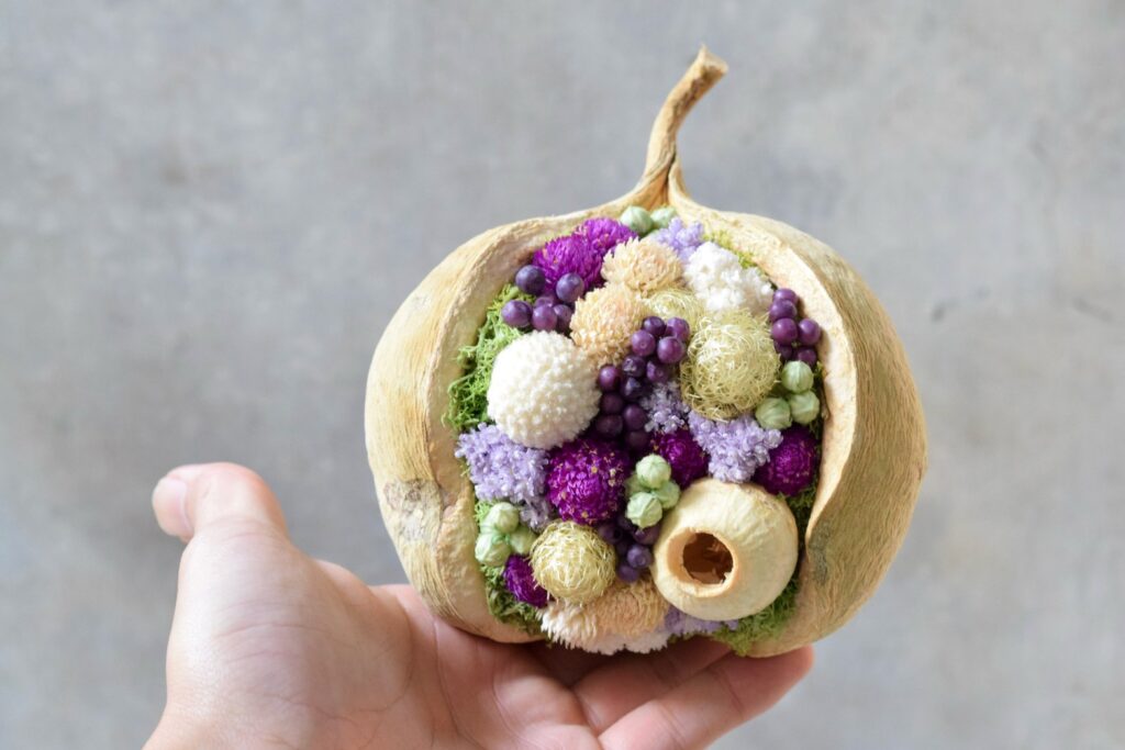 東京の花屋。幸福をもたらすと言われる縁起物のブッダナッツを器にした叢屋Kusamurayaドライフラワーアレンジ 誕生日・記念日ギフトや自宅インテリアにおすすめ。