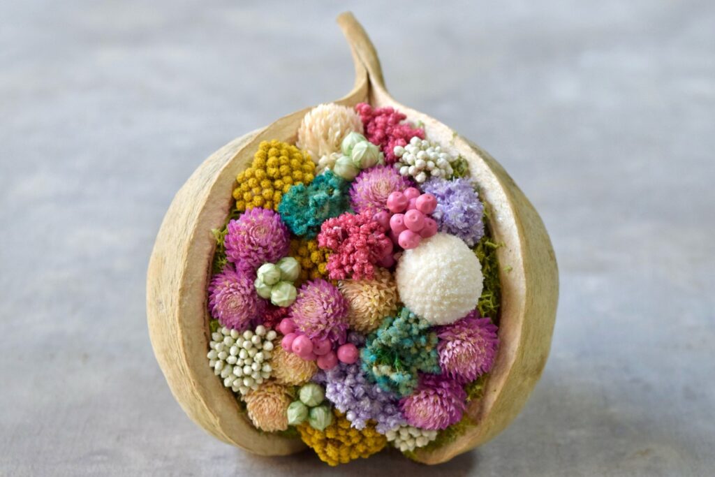 東京の花屋。幸福をもたらすと言われる縁起物のブッダナッツを器にした叢屋Kusamurayaドライフラワーアレンジ 誕生日・記念日ギフトや自宅インテリアにおすすめ。