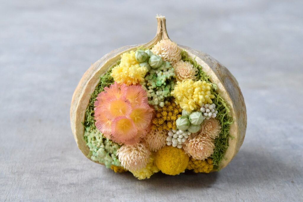 東京の花屋。幸福をもたらすと言われる縁起物のブッダナッツを器にした叢屋Kusamurayaドライフラワーアレンジ 誕生日・記念日ギフトや自宅インテリアにおすすめ。