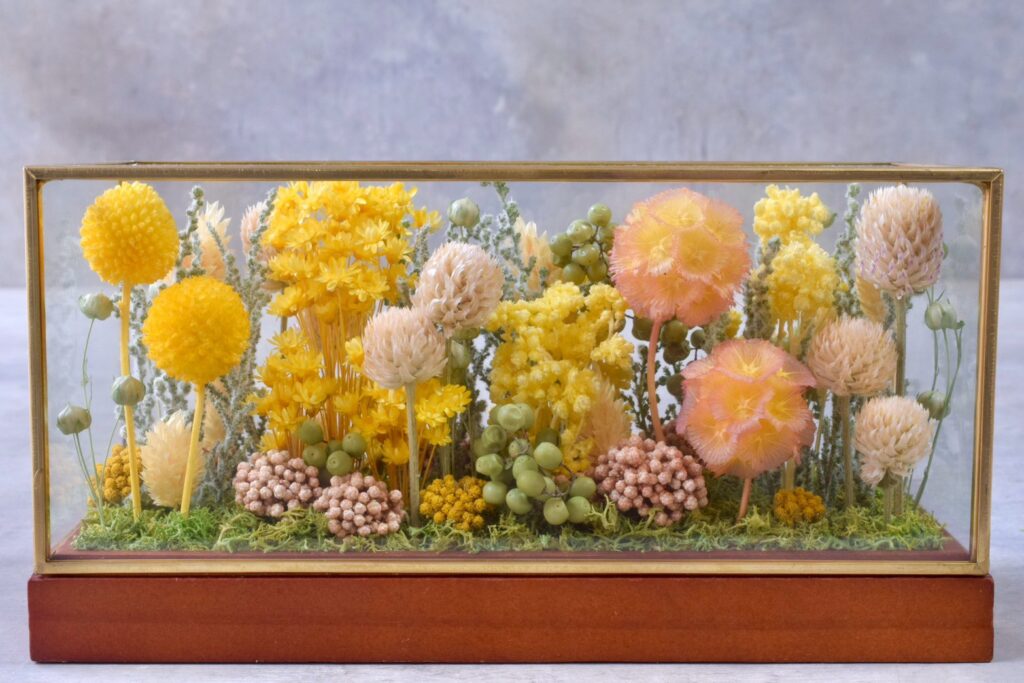 東京の花屋 叢屋Kusamurayaのドライフラワーインテリア雑貨。アンティーク調ガラスケース入りで、自宅用やギフト用に人気のアレンジメント。