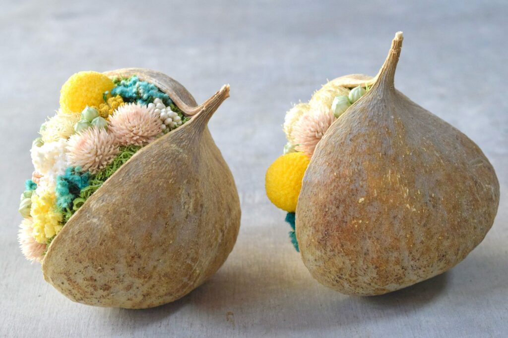 東京の花屋『叢屋kusamuraya』が手がける幸福をもたらすと言われる縁起物のブッダナッツを器にしたドライフラワーアレンジ