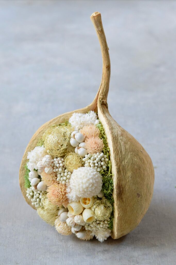 東京の花屋。幸福をもたらすと言われる縁起物のブッダナッツを器にした叢屋Kusamurayaドライフラワーアレンジ 誕生日・記念日ギフトや自宅インテリアにおすすめ。