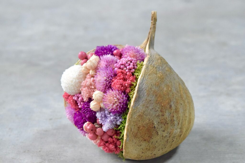 東京の花屋『叢屋kusamuraya』が手がける幸福をもたらすと言われる縁起物のブッダナッツを器にしたドライフラワーアレンジ