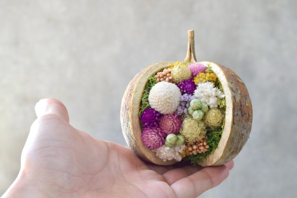 東京の花屋『叢屋kusamuraya』が手がける幸福をもたらすと言われる縁起物のブッダナッツを器にしたドライフラワーアレンジ。誕生日・記念日ギフトや自宅インテリアにおすすめです。
