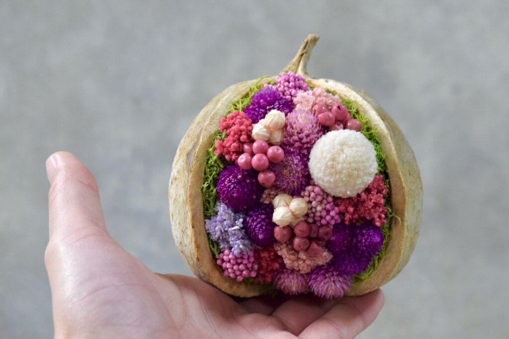 東京の花屋『叢屋kusamuraya』が手がける幸福をもたらすと言われる縁起物のブッダナッツを器にしたドライフラワーアレンジ