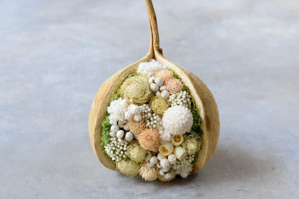 東京の花屋。幸福をもたらすと言われる縁起物のブッダナッツを器にした叢屋Kusamurayaドライフラワーアレンジ 誕生日・記念日ギフトや自宅インテリアにおすすめ。