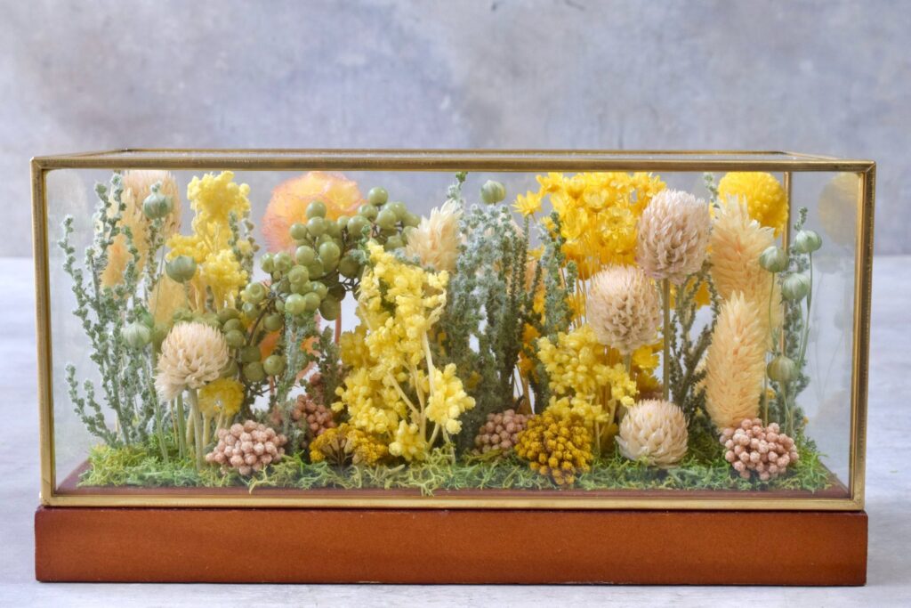 東京の花屋 叢屋Kusamurayaのドライフラワーインテリア雑貨。アンティーク調ガラスケース入りで、自宅用やギフト用に人気のアレンジメント。