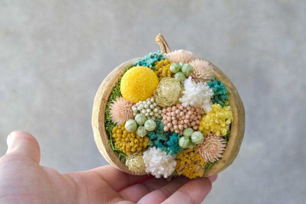 東京の花屋『叢屋kusamuraya』が手がける幸福をもたらすと言われる縁起物のブッダナッツを器にしたドライフラワーアレンジ