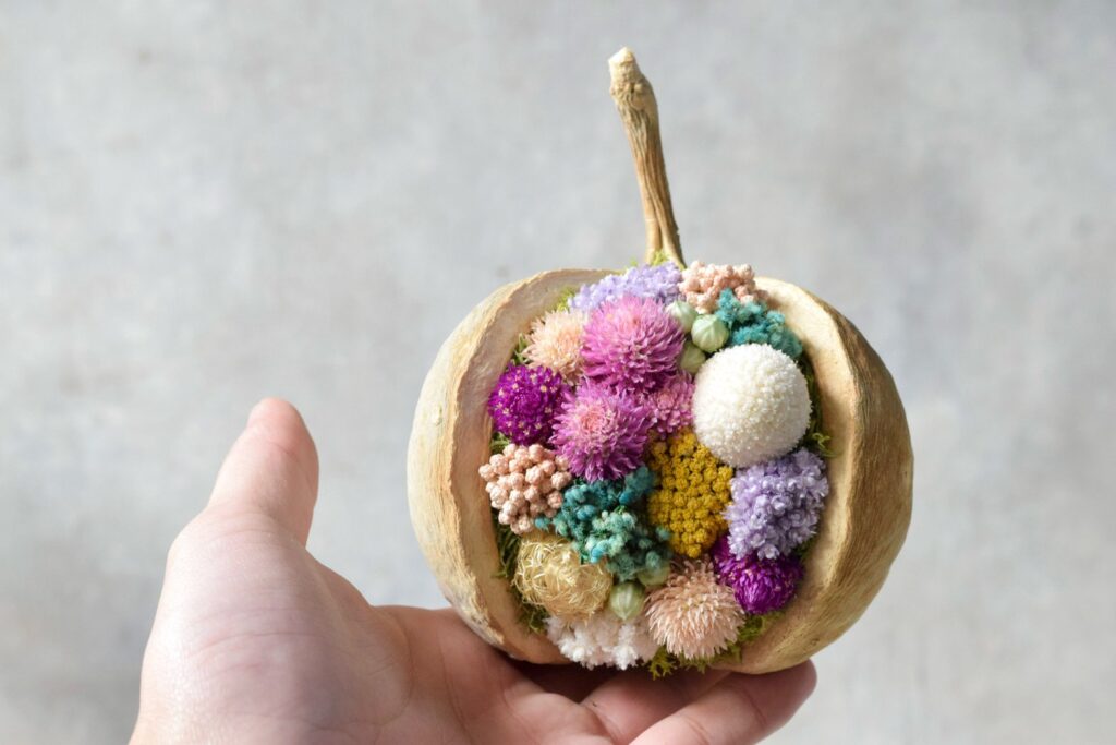 東京の花屋『叢屋kusamuraya』が手がける幸福をもたらすと言われる縁起物のブッダナッツを器にしたドライフラワーアレンジ