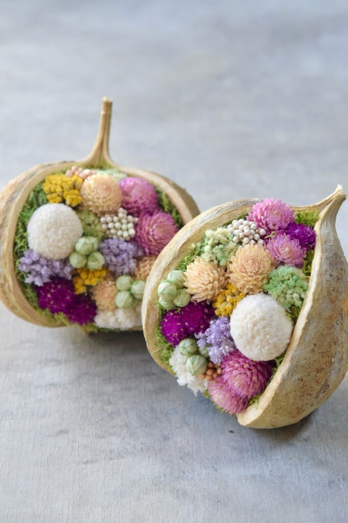 東京の花屋『叢屋kusamuraya』が手がける幸福をもたらすと言われる縁起物のブッダナッツを器にしたドライフラワーアレンジ。誕生日・記念日ギフトや自宅インテリアにおすすめです。
