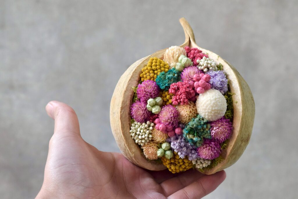 東京の花屋。幸福をもたらすと言われる縁起物のブッダナッツを器にした叢屋Kusamurayaドライフラワーアレンジ 誕生日・記念日ギフトや自宅インテリアにおすすめ。