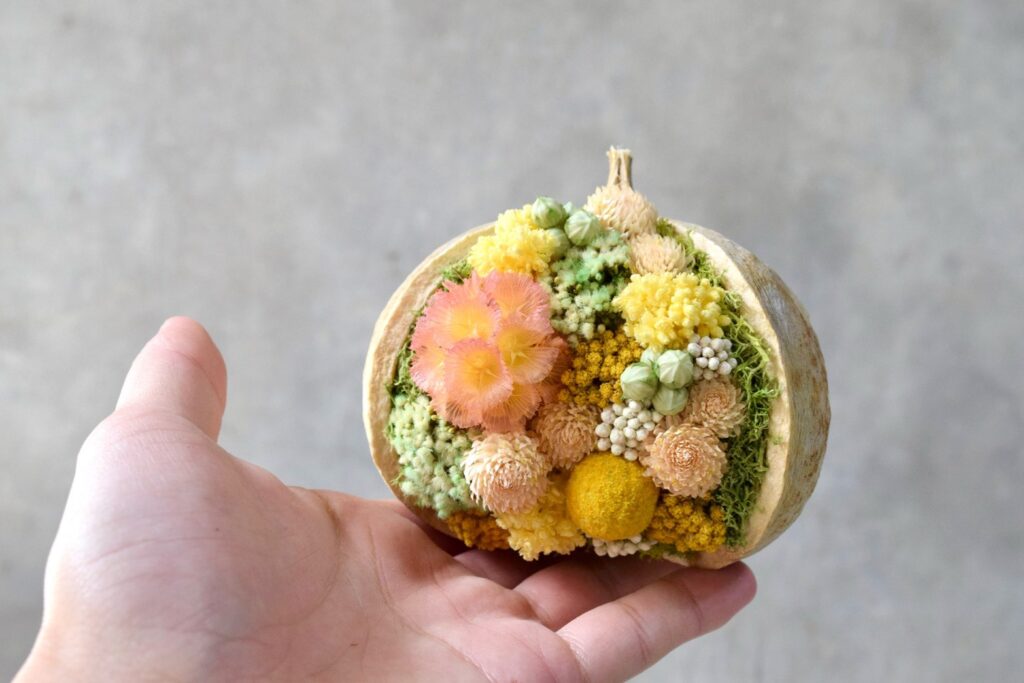 東京の花屋。幸福をもたらすと言われる縁起物のブッダナッツを器にした叢屋Kusamurayaドライフラワーアレンジ 誕生日・記念日ギフトや自宅インテリアにおすすめ。