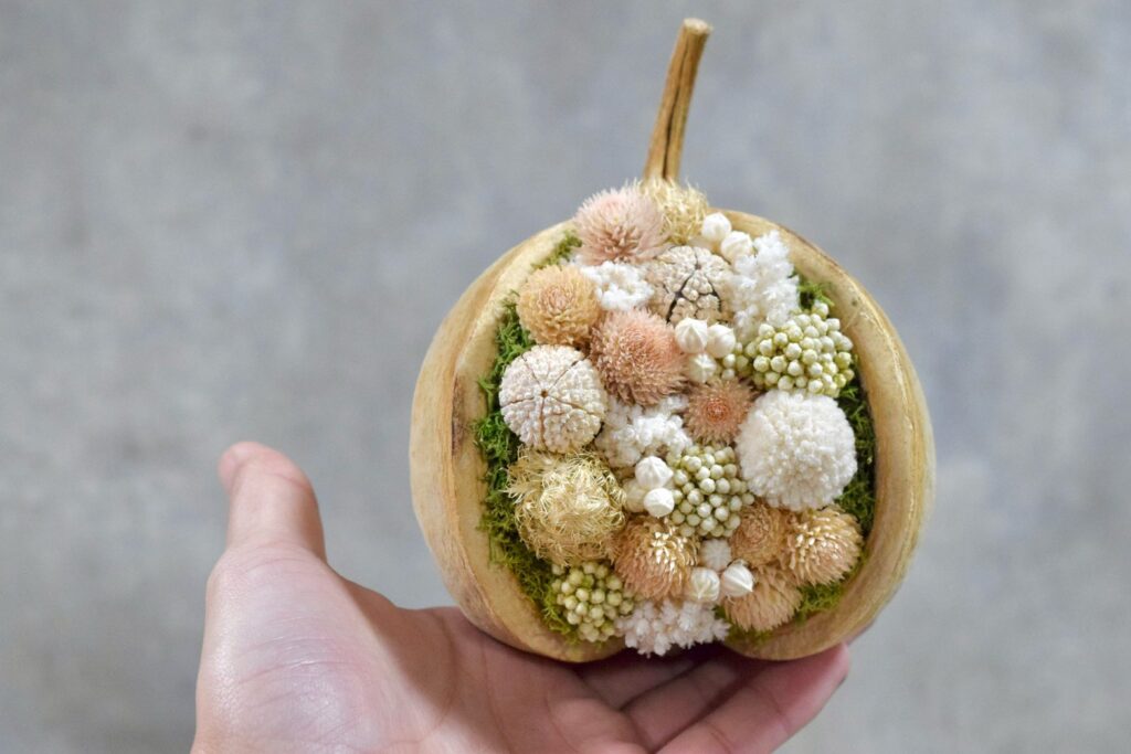 東京の花屋『叢屋kusamuraya』が手がける幸福をもたらすと言われる縁起物のブッダナッツを器にしたドライフラワーアレンジ