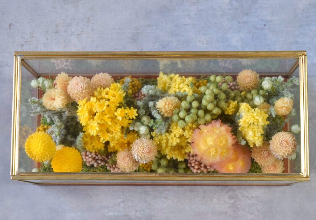東京の花屋 叢屋Kusamurayaのドライフラワーインテリア雑貨。アンティーク調ガラスケース入りで、自宅用やギフト用に人気のアレンジメント。