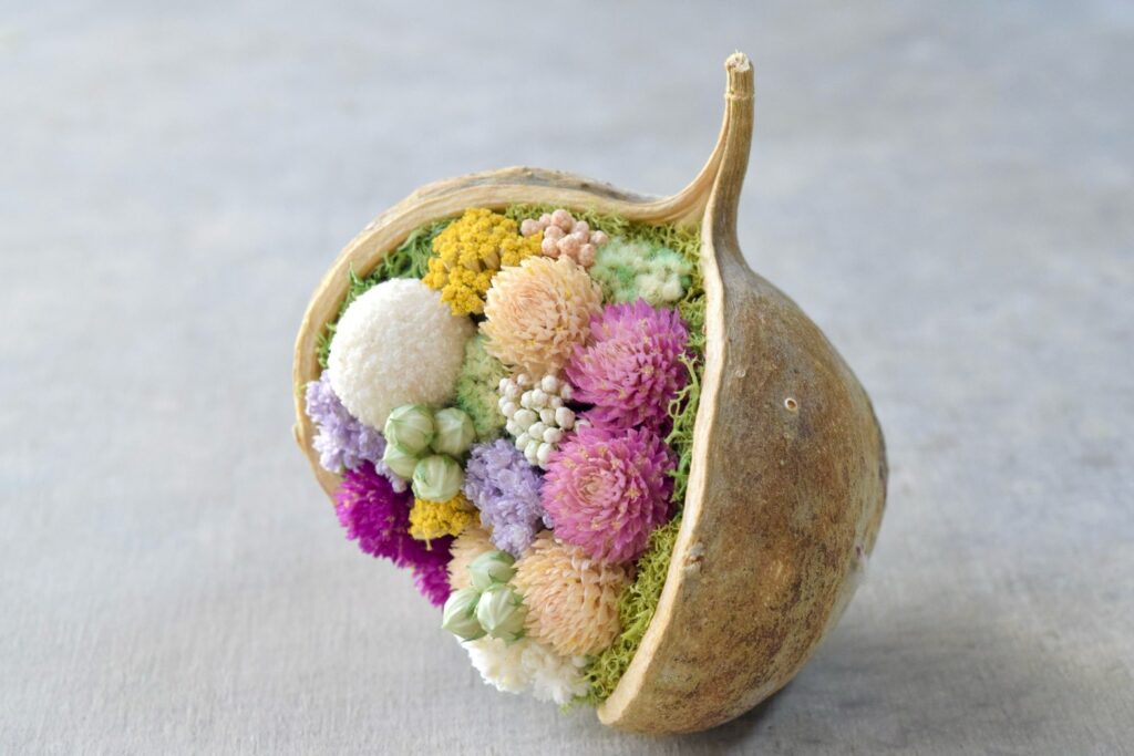 東京の花屋『叢屋kusamuraya』が手がける幸福をもたらすと言われる縁起物のブッダナッツを器にしたドライフラワーアレンジ。誕生日・記念日ギフトや自宅インテリアにおすすめです。
