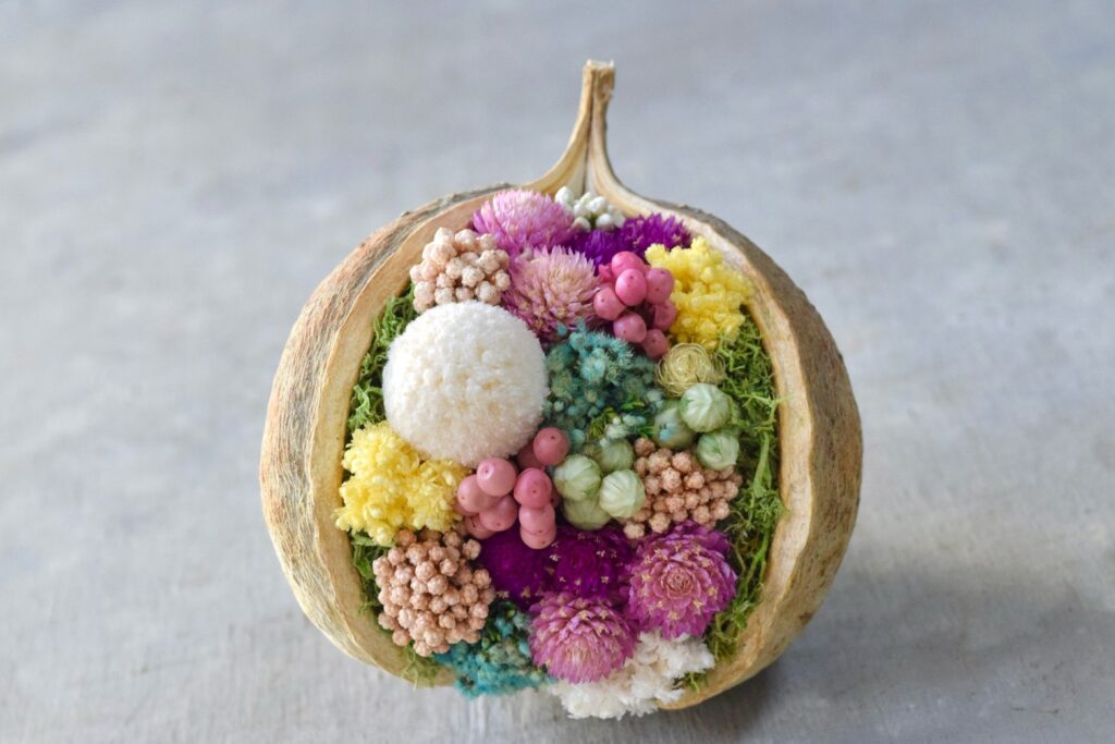 東京の花屋。幸福をもたらすと言われる縁起物のブッダナッツを器にした叢屋Kusamurayaドライフラワーアレンジ 誕生日・記念日ギフトや自宅インテリアにおすすめ。