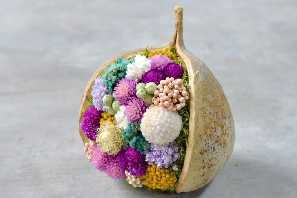 東京の花屋。幸福をもたらすと言われる縁起物のブッダナッツを器にした叢屋Kusamurayaドライフラワーアレンジ 誕生日・記念日ギフトや自宅インテリアにおすすめ。