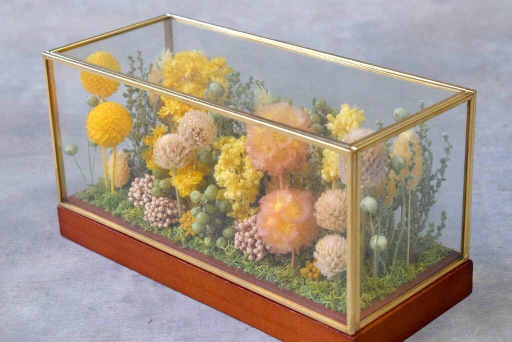 東京の花屋 叢屋Kusamurayaのドライフラワーインテリア雑貨。アンティーク調ガラスケース入りで、自宅用やギフト用に人気のアレンジメント。