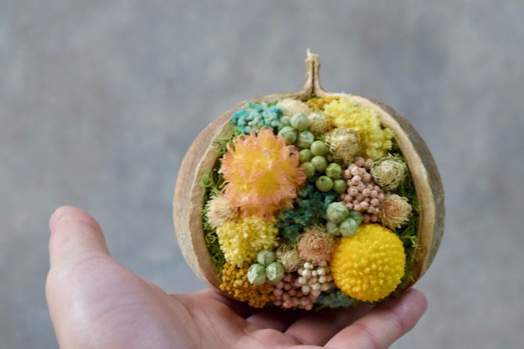 東京の花屋。幸福をもたらすと言われる縁起物のブッダナッツを器にした叢屋Kusamurayaドライフラワーアレンジ 誕生日・記念日ギフトや自宅インテリアにおすすめ。