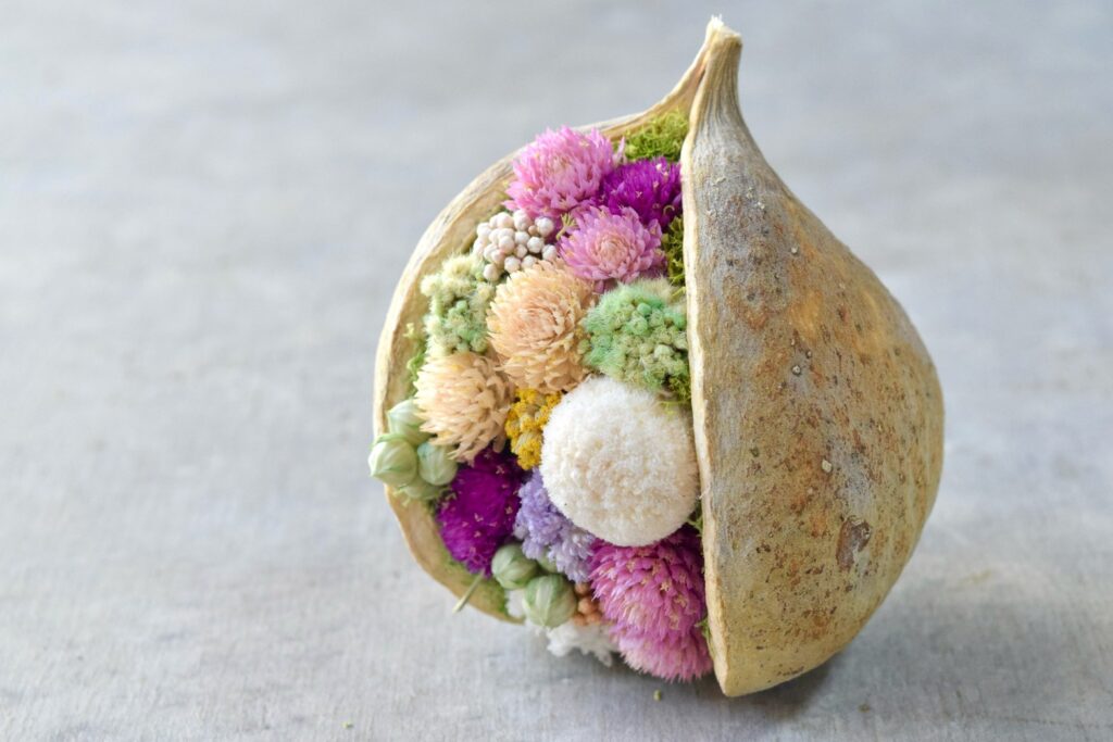 東京の花屋『叢屋kusamuraya』が手がける幸福をもたらすと言われる縁起物のブッダナッツを器にしたドライフラワーアレンジ。誕生日・記念日ギフトや自宅インテリアにおすすめです。
