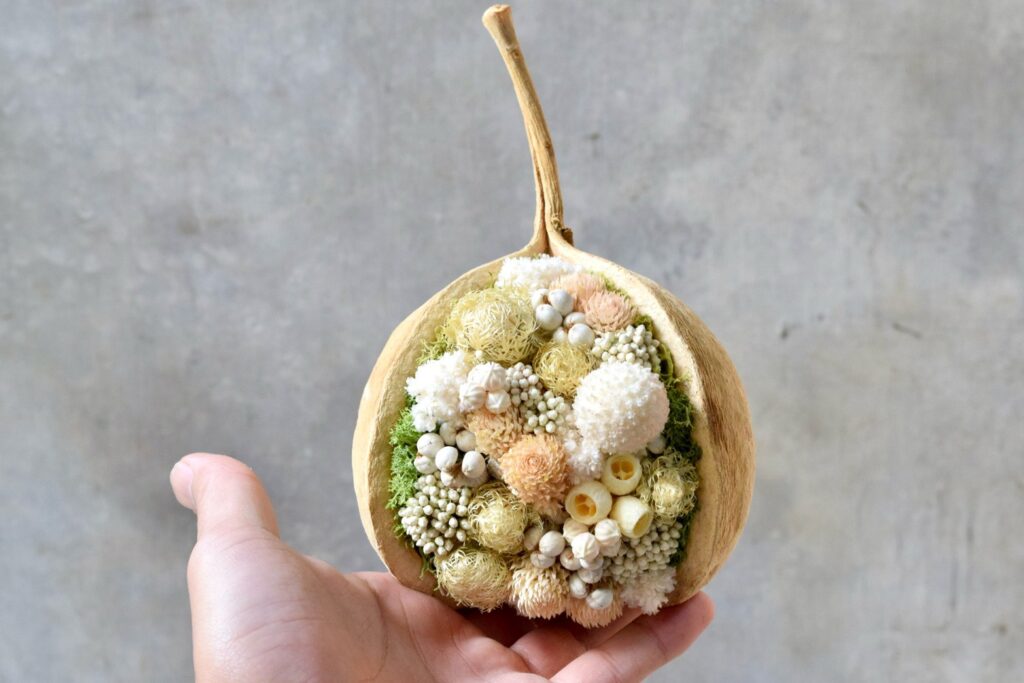 東京の花屋。幸福をもたらすと言われる縁起物のブッダナッツを器にした叢屋Kusamurayaドライフラワーアレンジ 誕生日・記念日ギフトや自宅インテリアにおすすめ。