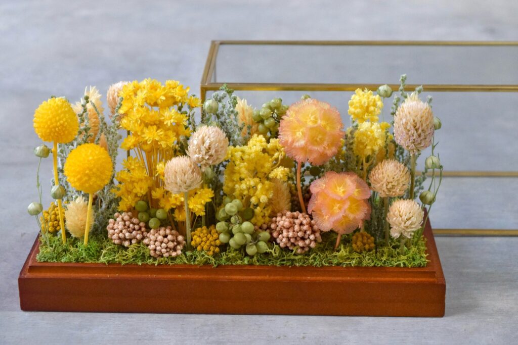 東京の花屋 叢屋Kusamurayaのドライフラワーインテリア雑貨。アンティーク調ガラスケース入りで、自宅用やギフト用に人気のアレンジメント。