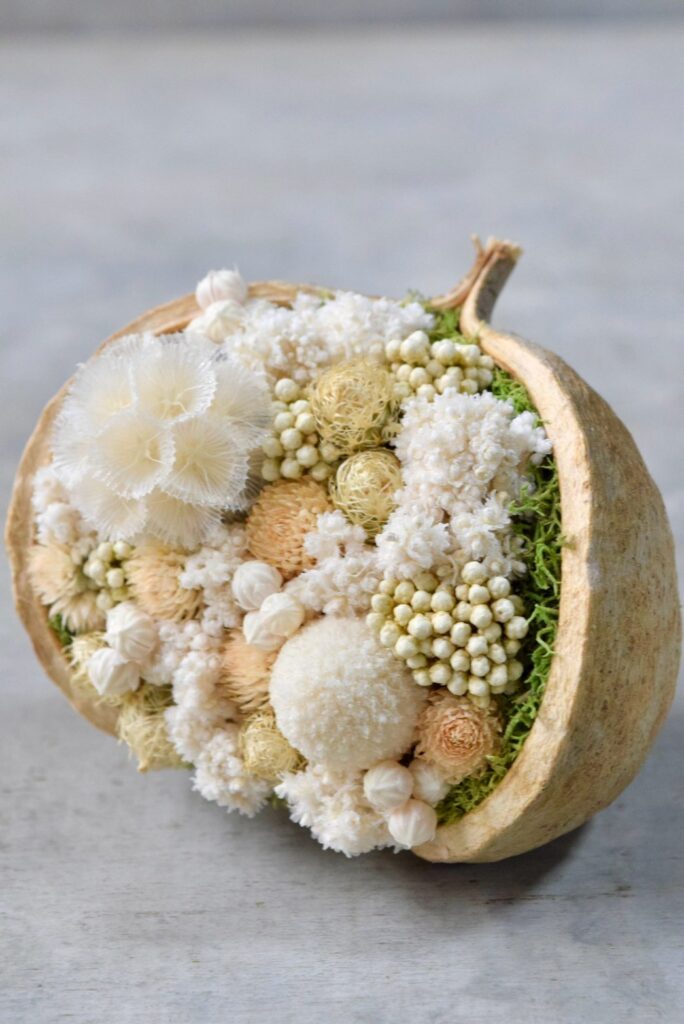 東京の花屋。幸福をもたらすと言われる縁起物のブッダナッツを器にした叢屋Kusamurayaドライフラワーアレンジ 誕生日・記念日ギフトや自宅インテリアにおすすめ。