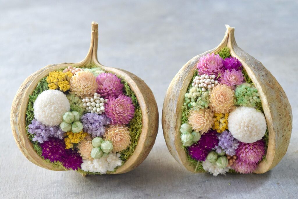 東京の花屋『叢屋kusamuraya』が手がける幸福をもたらすと言われる縁起物のブッダナッツを器にしたドライフラワーアレンジ。誕生日・記念日ギフトや自宅インテリアにおすすめです。
