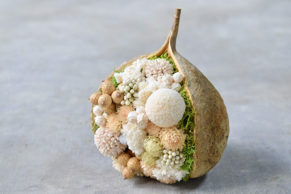 東京の花屋『叢屋kusamuraya』が手がける幸福をもたらすと言われる縁起物のブッダナッツを器にしたドライフラワーアレンジ