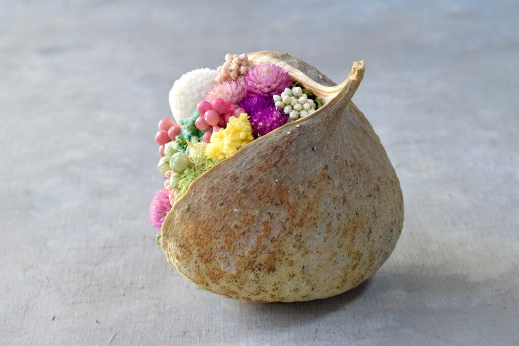 東京の花屋。幸福をもたらすと言われる縁起物のブッダナッツを器にした叢屋Kusamurayaドライフラワーアレンジ 誕生日・記念日ギフトや自宅インテリアにおすすめ。