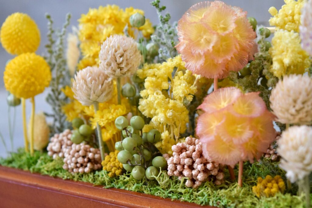 東京の花屋 叢屋Kusamurayaのドライフラワーインテリア雑貨。アンティーク調ガラスケース入りで、自宅用やギフト用に人気のアレンジメント。