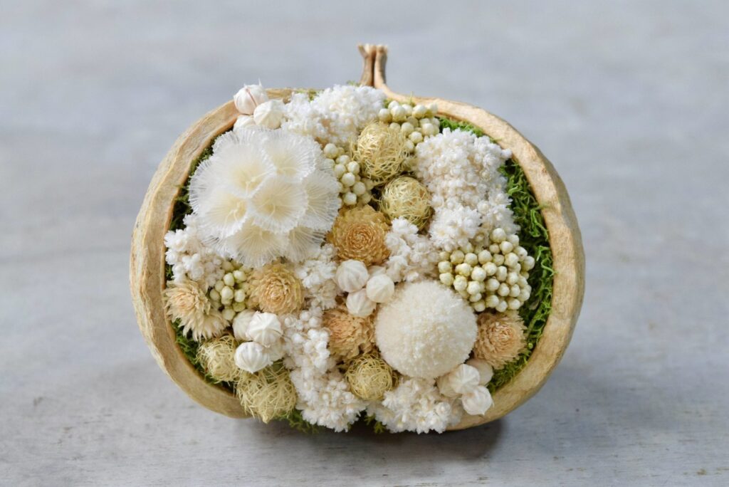 東京の花屋。幸福をもたらすと言われる縁起物のブッダナッツを器にした叢屋Kusamurayaドライフラワーアレンジ 誕生日・記念日ギフトや自宅インテリアにおすすめ。