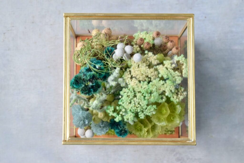 東京の花屋 叢屋Kusamurayaのドライフラワーインテリア雑貨。アンティーク調ガラスケース入りで、自宅用やギフト用に人気のアレンジメント。