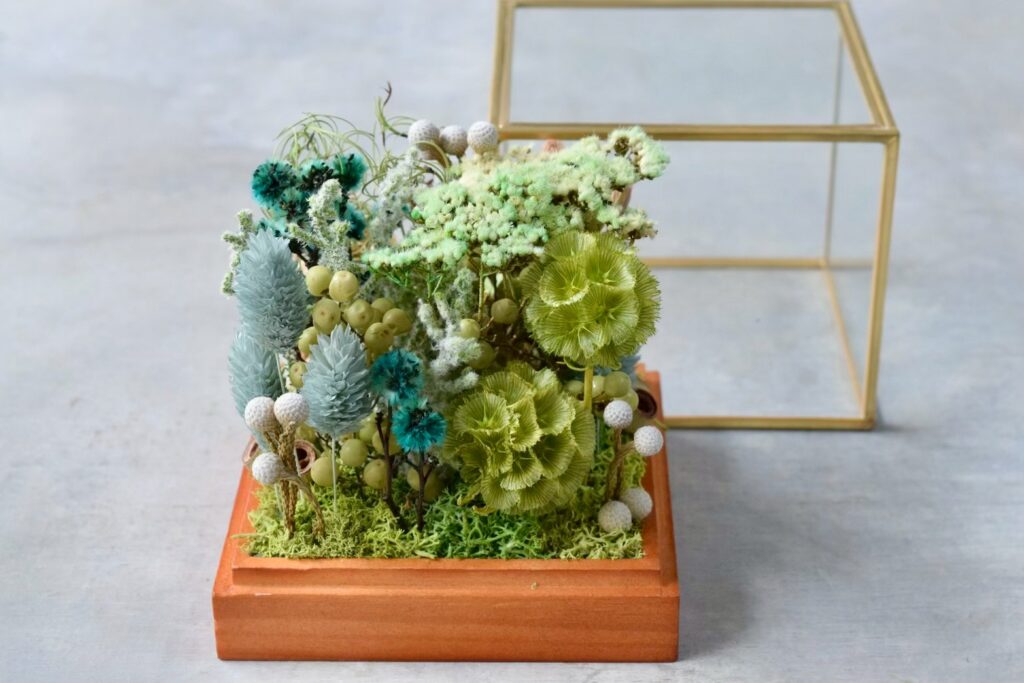 東京の花屋 叢屋Kusamurayaのドライフラワーインテリア雑貨。アンティーク調ガラスケース入りで、自宅用やギフト用に人気のアレンジメント。