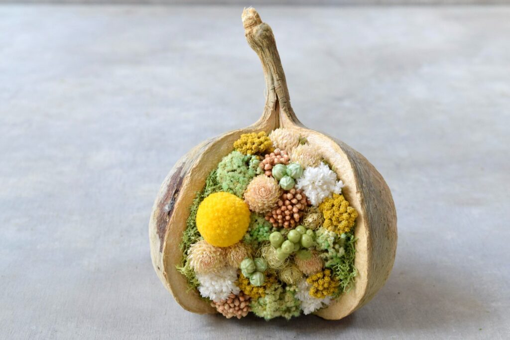 東京の花屋。幸福をもたらすと言われる縁起物のブッダナッツを器にした叢屋Kusamurayaドライフラワーアレンジ 誕生日・記念日ギフトや自宅インテリアにおすすめ。