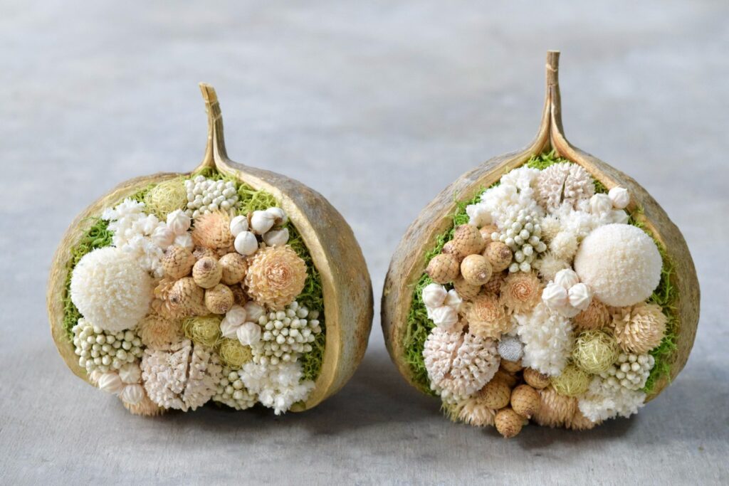 東京の花屋『叢屋kusamuraya』が手がける幸福をもたらすと言われる縁起物のブッダナッツを器にしたドライフラワーアレンジ