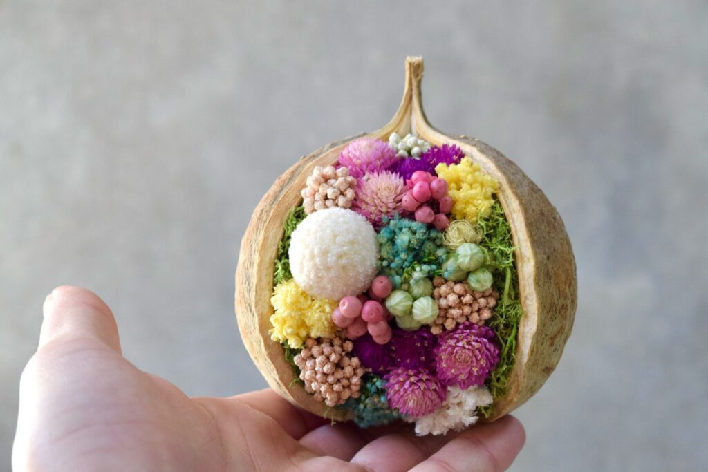 東京の花屋。幸福をもたらすと言われる縁起物のブッダナッツを器にした叢屋Kusamurayaドライフラワーアレンジ 誕生日・記念日ギフトや自宅インテリアにおすすめ。