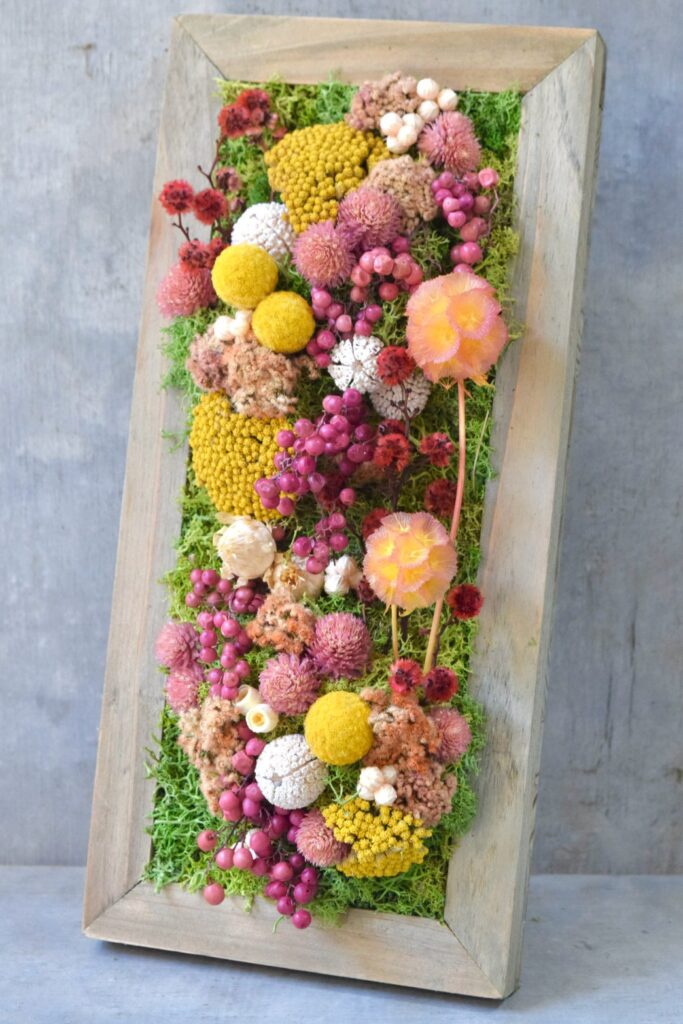 東京の花屋 叢屋Kusamurayaのドライフラワーインテリア雑貨。アンティーク調の木製フレームに、絵画をイメージしてデザインされた壁掛けタイプのドライフラワーインテリア。自宅用やギフト用として人気のアレンジメントです。