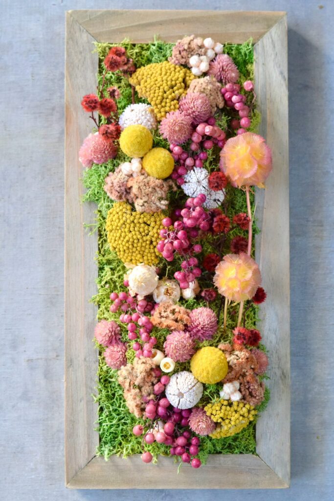 東京の花屋 叢屋Kusamurayaのドライフラワーインテリア雑貨。アンティーク調の木製フレームに、絵画をイメージしてデザインされた壁掛けタイプのドライフラワーインテリア。自宅用やギフト用として人気のアレンジメントです。