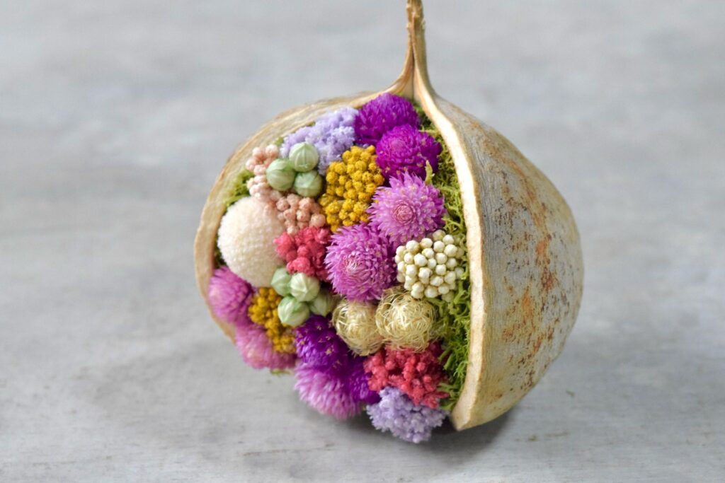 東京の花屋。幸福をもたらすと言われる縁起物のブッダナッツを器にした叢屋Kusamurayaドライフラワーアレンジ 誕生日・記念日ギフトや自宅インテリアにおすすめ。