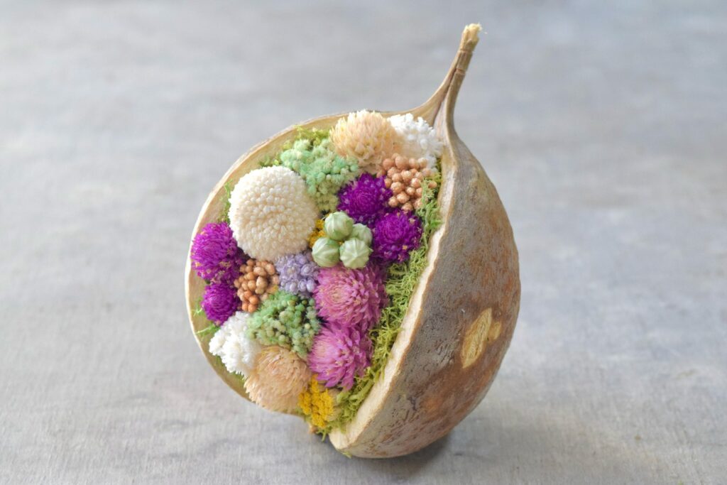 東京の花屋『叢屋kusamuraya』が手がける幸福をもたらすと言われる縁起物のブッダナッツを器にしたドライフラワーアレンジ。誕生日・記念日ギフトや自宅インテリアにおすすめです。
