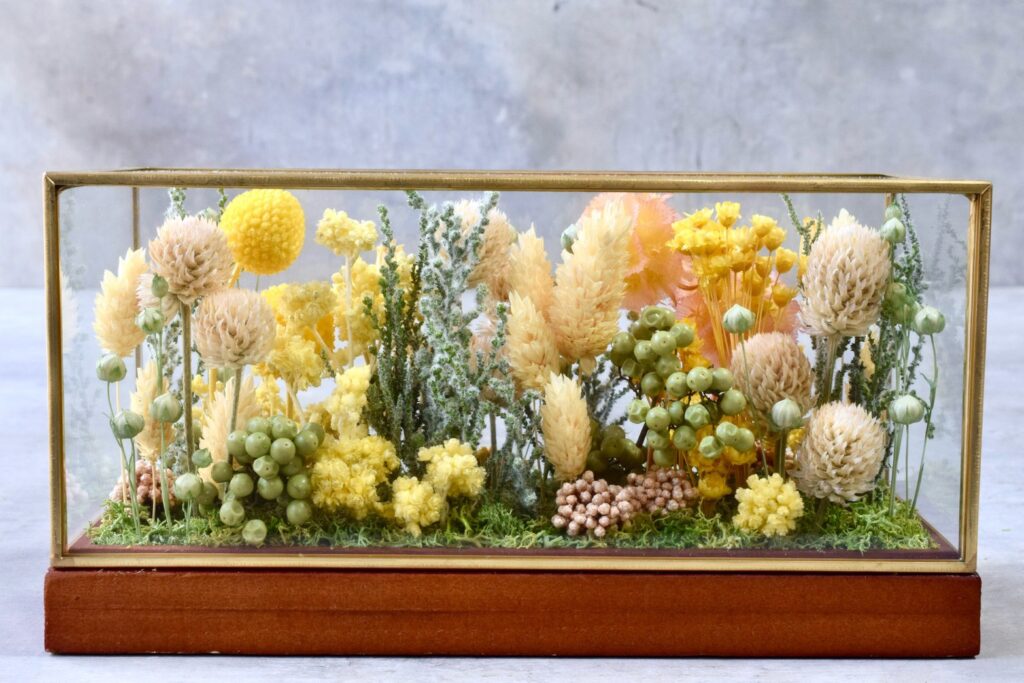 東京の花屋 叢屋Kusamurayaのドライフラワーインテリア雑貨。アンティーク調ガラスケース入りで、自宅用やギフト用に人気のアレンジメント。