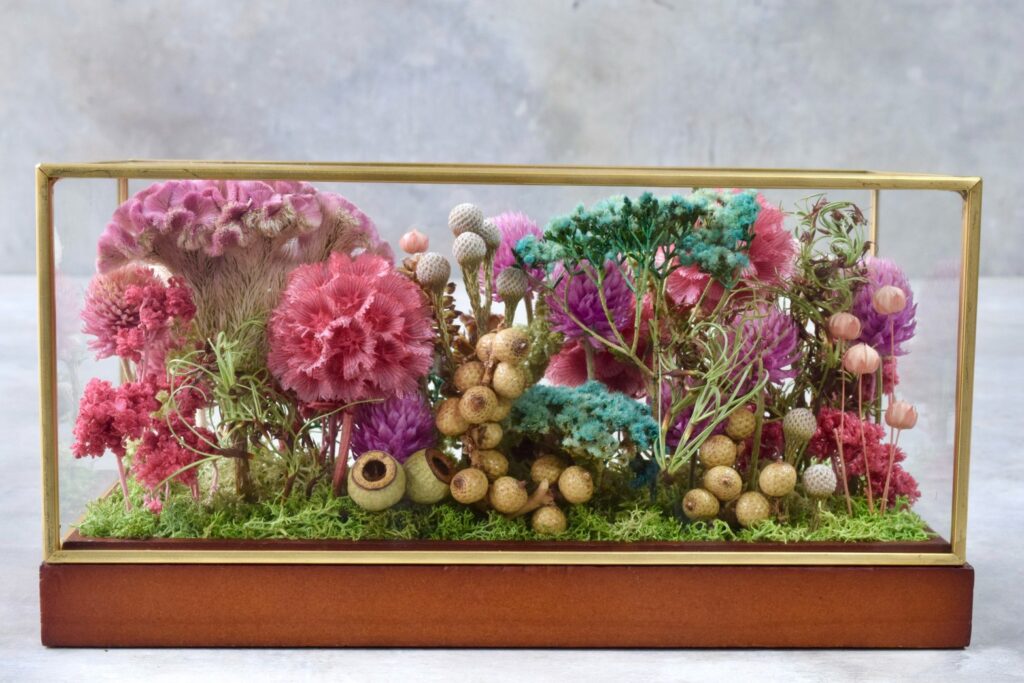 東京の花屋 叢屋Kusamurayaのドライフラワーインテリア雑貨。アンティーク調ガラスケース入りで、自宅用やギフト用に人気のアレンジメント。