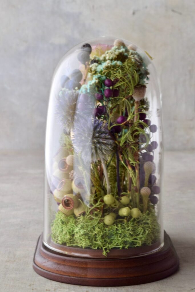 東京の花屋 叢屋Kusamurayaのドライフラワーインテリア雑貨。アンティーク調のドーム型ケースに、植物標本をイメージしてデザインされたドライフラワーインテリア。自宅用やギフト用として人気のアレンジメントです。