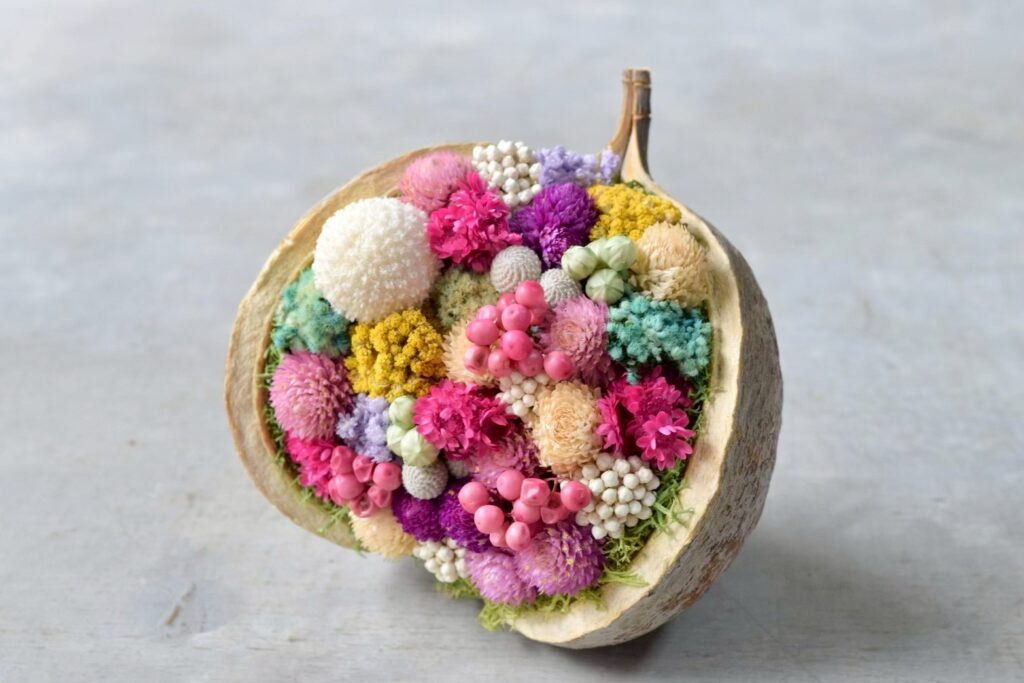 東京の花屋『叢屋kusamuraya』が手がける幸福をもたらすと言われる縁起物のブッダナッツを器にしたドライフラワーアレンジ