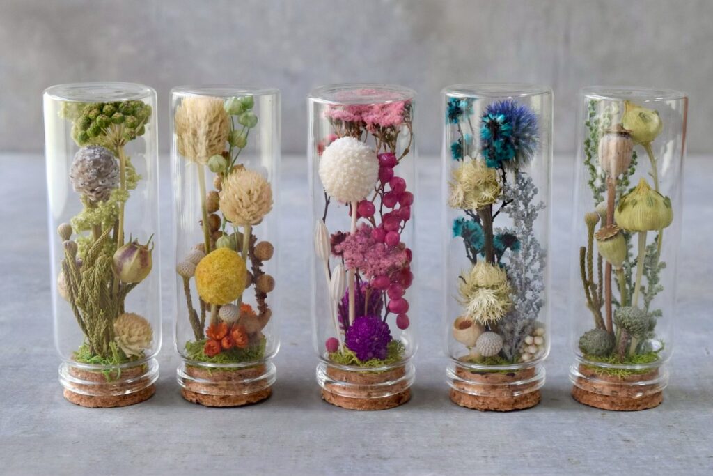 東京の花屋「叢屋Kusamuraya」のドライフラワーと小瓶を組み合わせたインテリア雑貨。自宅の装飾やギフトに人気のアレンジメント。