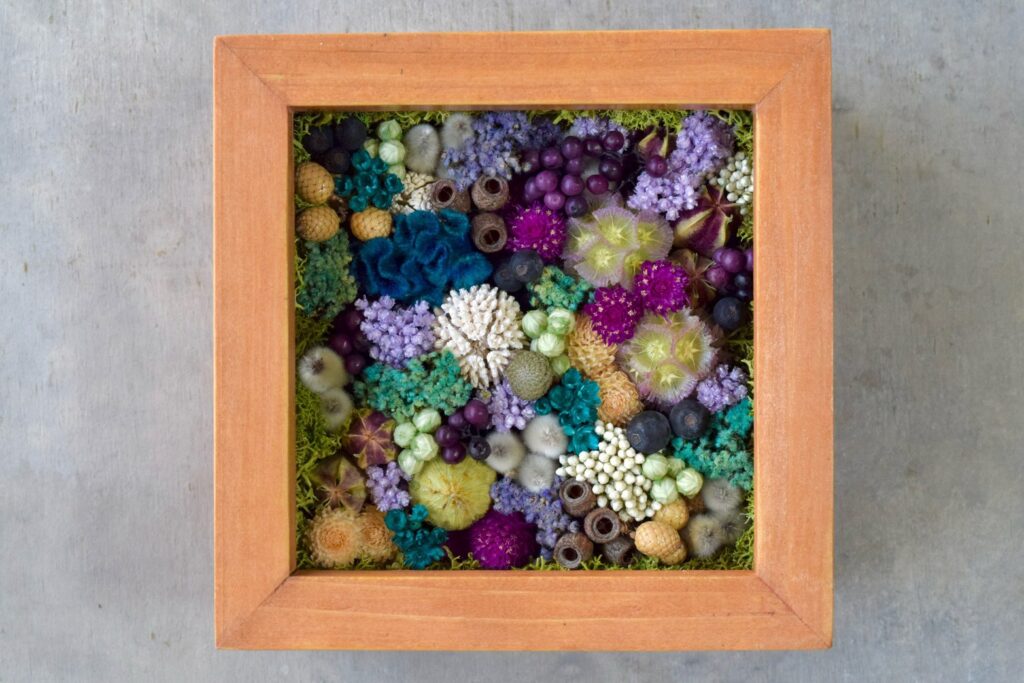 森の奥でひっそりと息づいているような、小さな植物の世界。東京の花屋『叢屋kusamuraya』が手がける、ナチュラルカラーのウッドボックス植物インテリア。